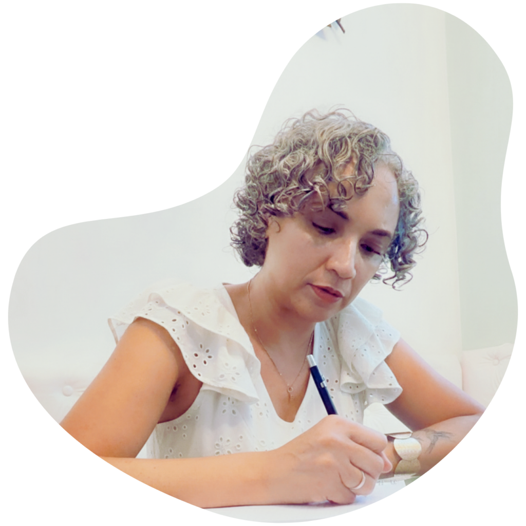 Espaço preparado para sessão de harmonização energética, com gráfico de chakras, sino tibetano, cristais e vela acesa, simbolizando equilíbrio, clareza emocional e alinhamento vibracional.