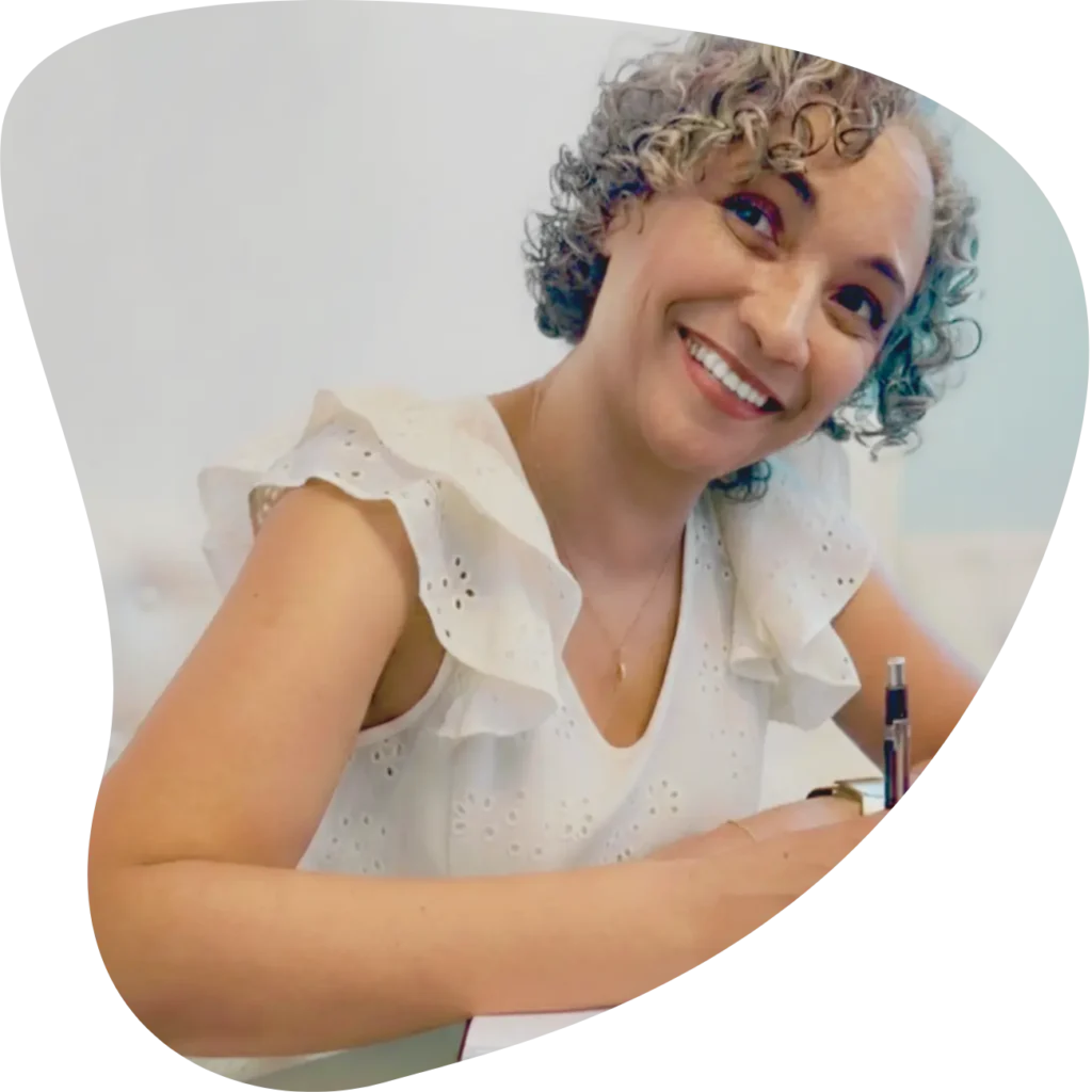 Espaço preparado para sessão de harmonização energética, com gráfico de chakras, sino tibetano, cristais e vela acesa, simbolizando equilíbrio, clareza emocional e alinhamento vibracional.