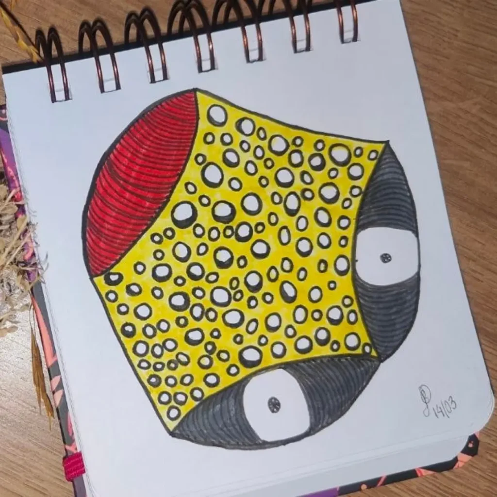 Desenho abstrato em papel de gramatura alta, apresentando formas orgânicas e concêntricas. No centro, destaca-se um núcleo amarelo vibrante com pequenos círculos internos pretos e vermelhos, sugerindo luz e fragmentação. Ao redor, pétalas e formas em tons de vermelho, preto e azul petróleo se expandem com texturas de hachuras, simbolizando a expressão de conteúdos psíquicos e o processo de individuação junguiana.
